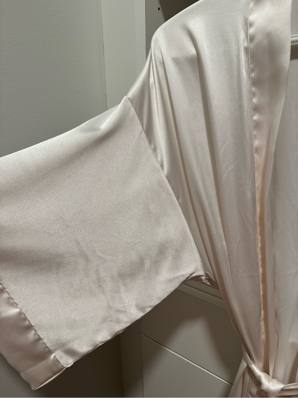 Victoria’s Secret Satin Robe Light Pink XS/S NWT Luxury Sleepwear - Picture 4 of 5